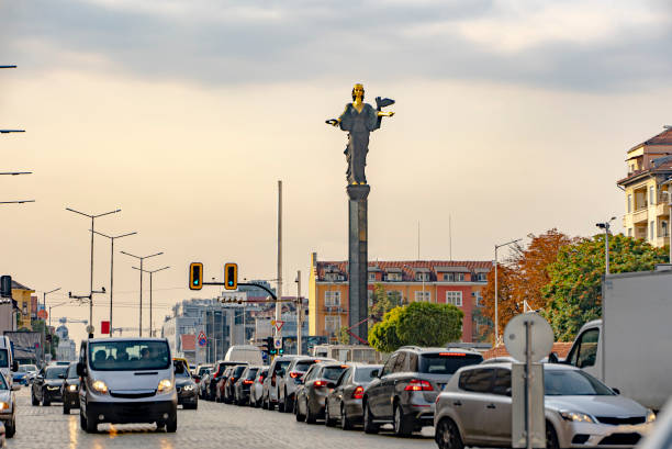 소피아, 불가리아, 다운타운 지구, 소피아 동상 및 자동차와 바쁜 도시 거리 - (불가리아어 : сâîs), 소피아, 불가리아 의 시내 지구에 동상 - sofia 뉴스 사진 이미지