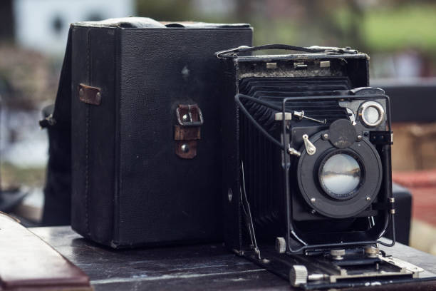 foto de la antigua cámara vintage en la vista frontal - 1940 1980 retro styled fotografías e imágenes de stock