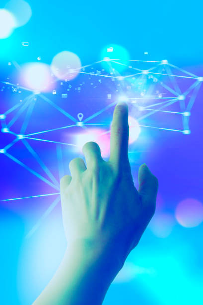 technologie touch wachsende geschäftsgrafik und analyse finanzdaten auf virtuellem bildschirm - nano-hologramm erstellte welt an unseren fingerspitzen - cyborg hand hält ein medizinisches symbol - touch screen futuristic technology forecasting stock-fotos und bilder
