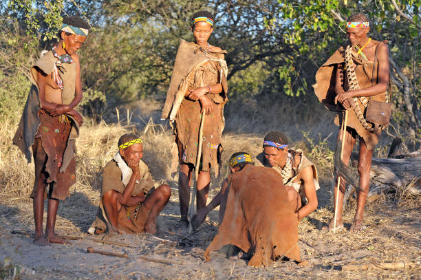 la gente del bush di san si riunisce al tramonto, makgadikgadi pans, botswana, africa meridionale - boscimani foto e immagini stock