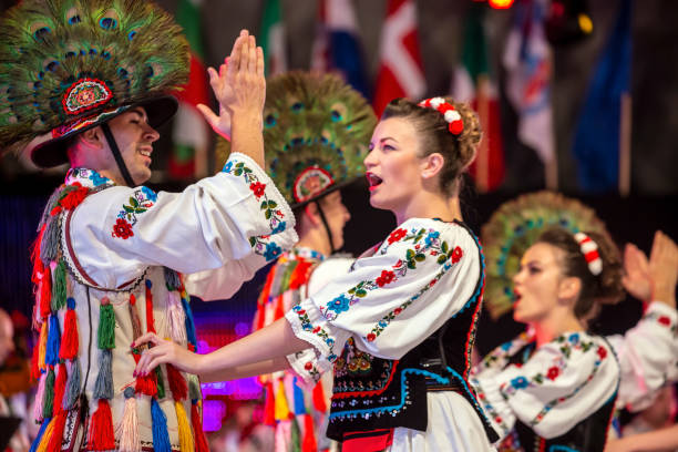 danseurs de roumanie dans le costume traditionnel - roumanie photos et images de collection