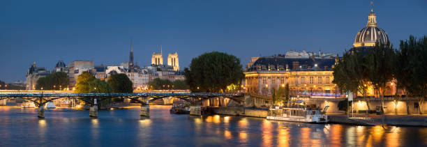 vista de verão de paris em ile de la cité com pont des art e institut de france (academia francesa) ao anoitecer (patrimônio mundial da unesco). frança - paris france panoramic seine river bridge - fotografias e filmes do acervo