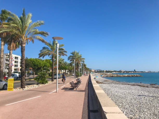 passeio de praia em villeneuve-loubet, sul da frança - city of nice france beach promenade des anglais - fotografias e filmes do acervo