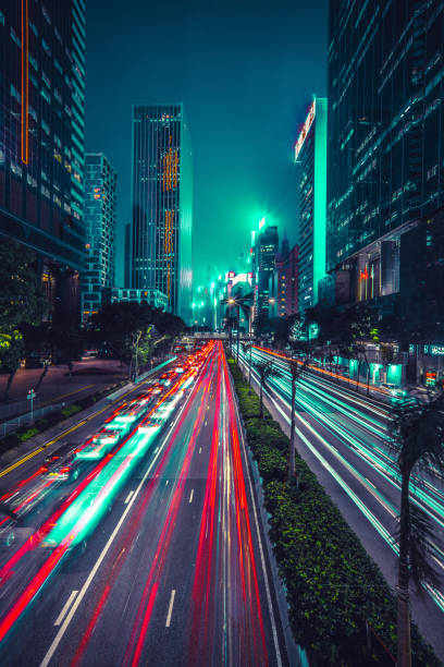 neon nocne autostrady powiększanie ruchu przez wieżowiec cityscape hong kong - hong kong night motion city zdjęcia i obrazy z banku zdjęć