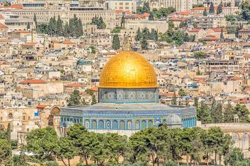 The Dome of the Rock is an Islamic shrine located on the Temple Mount in the Old City of Jerusalem, Palestina.