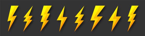 kolekcja żółtych ikon błyskawicy. symbol lampy błyskowej, piorun. prosty znak uderzenia pioruna. ilustracja wektorowa - lightning strike stock illustrations