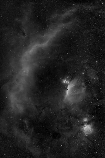 흑백으로 촬영된 오리온의 별자리에 이온화된 수소 성운 - ionized 뉴스 사진 이미지