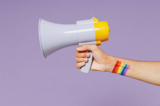 foto de primer plano recortada de hombre gay hombre hombre mano brazo de mano grito en megáfono que sale promo copy space maqueta aislada en un retrato de estudio de fondo de color púrpura pastel liso. concepto de orgullo lgbtq. - gay pride flag audio fotografías e imágenes de stock