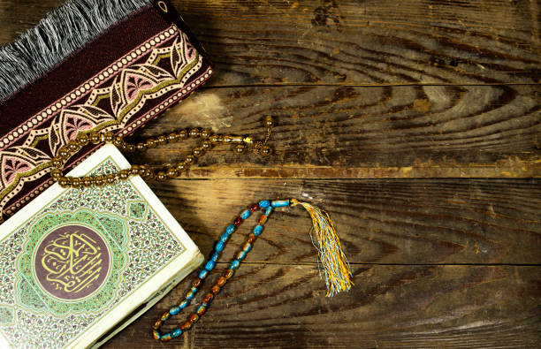 książka koraniczna i czarny różaniec, mata modlitewna ramadan kareem kartka z życzeniami na drewnianym stole. ramadan mubarak. tłumaczenie: happy & holy ramadan. miesiąc postu dla muzułmanów - salah zdjęcia i obrazy z banku zdjęć