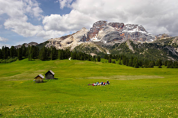 prato piazza con vista su croda rossa in sudtirol - tirol season rock mountain peak foto e immagini stock