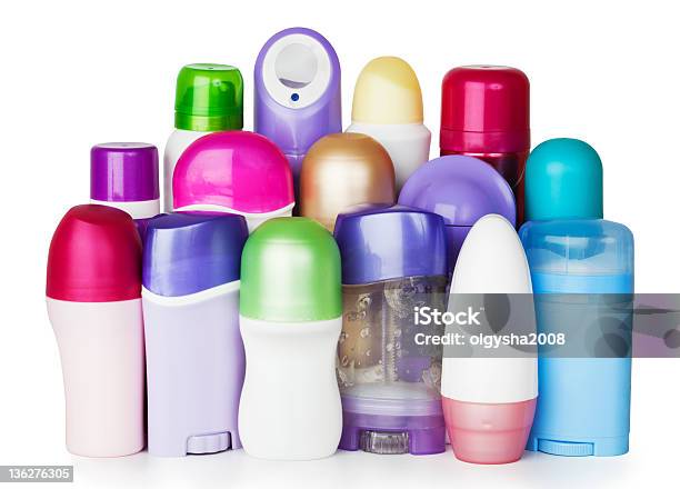 Bottiglie Di Plastica Di Prodotti Cosmetici Su Sfondo Bianco - Fotografie stock e altre immagini di Deodorante