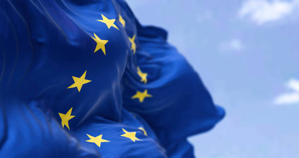 le drapeau de l’union européenne battant dans le vent - euro symbol european union currency symbol horizontal photos et images de collection