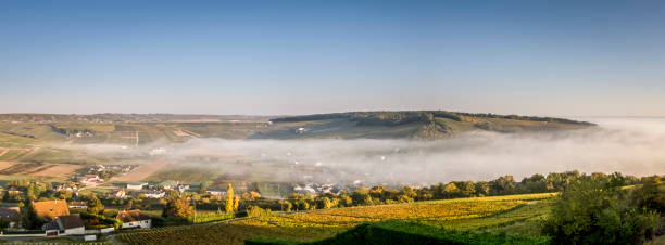 panorama mgły doliny loary - cher france village centre zdjęcia i obrazy z banku zdjęć