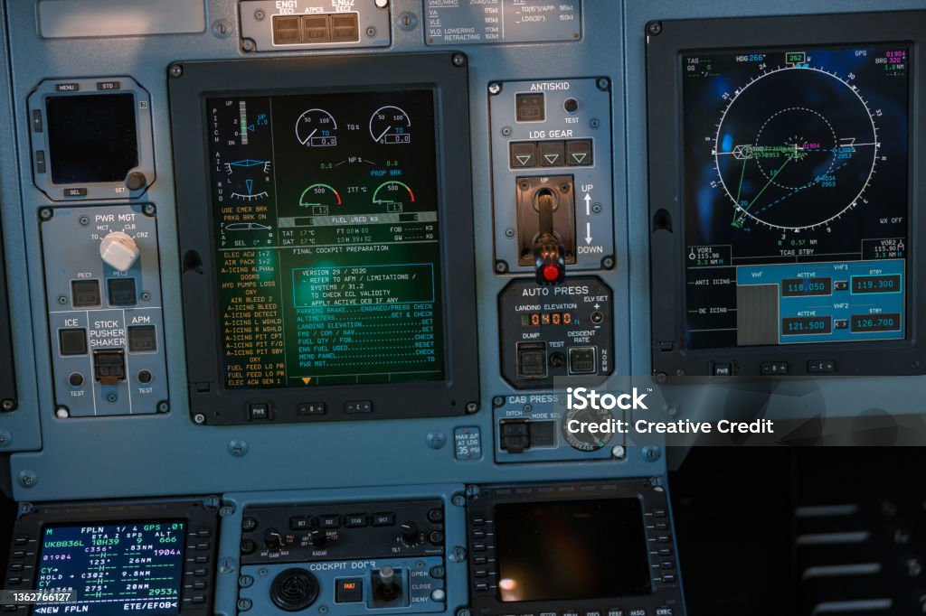 Vol Par Cockpit Photo libre de droit de Cockpit Davion Avec Panneau De Commande Tableau ...