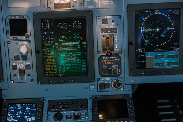 cabina di pilotaggio dell'aereo con pannello di controllo, cruscotto e display di volo - cockpit airplane autopilot dashboard foto e immagini stock