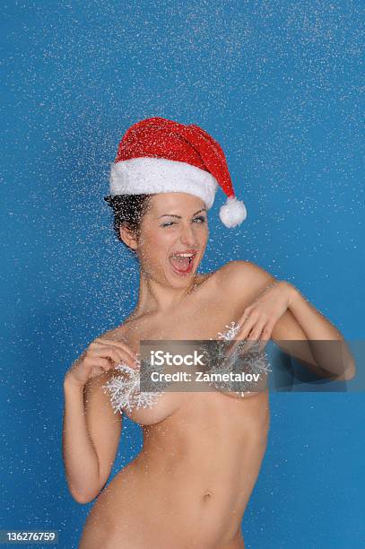 Сексуальная Женщина В Рождественской Шляпе Снег — стоковые фотографии и другие картинки Обнажённый - Обнажённый, Рождество, Женщины
