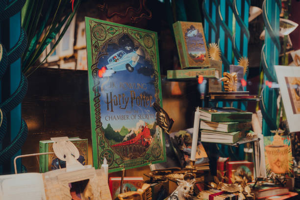 livros de harry potter na janela do estúdio minalima em covent garden, londres, reino unido. - london store - fotografias e filmes do acervo