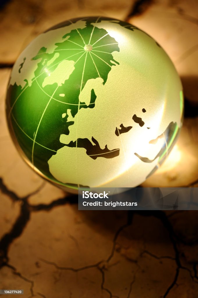 Green globe em solo rachado - Foto de stock de Ação Climática royalty-free