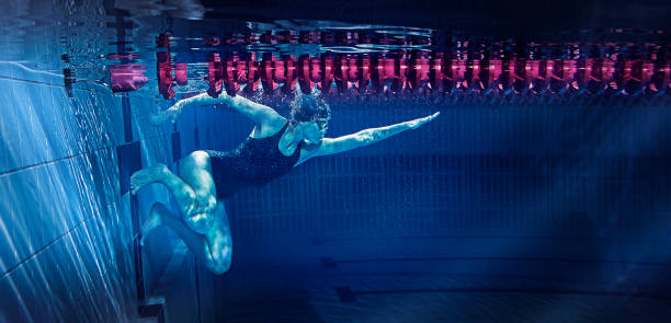 donna in piscina - stage costume immagine foto e immagini stock