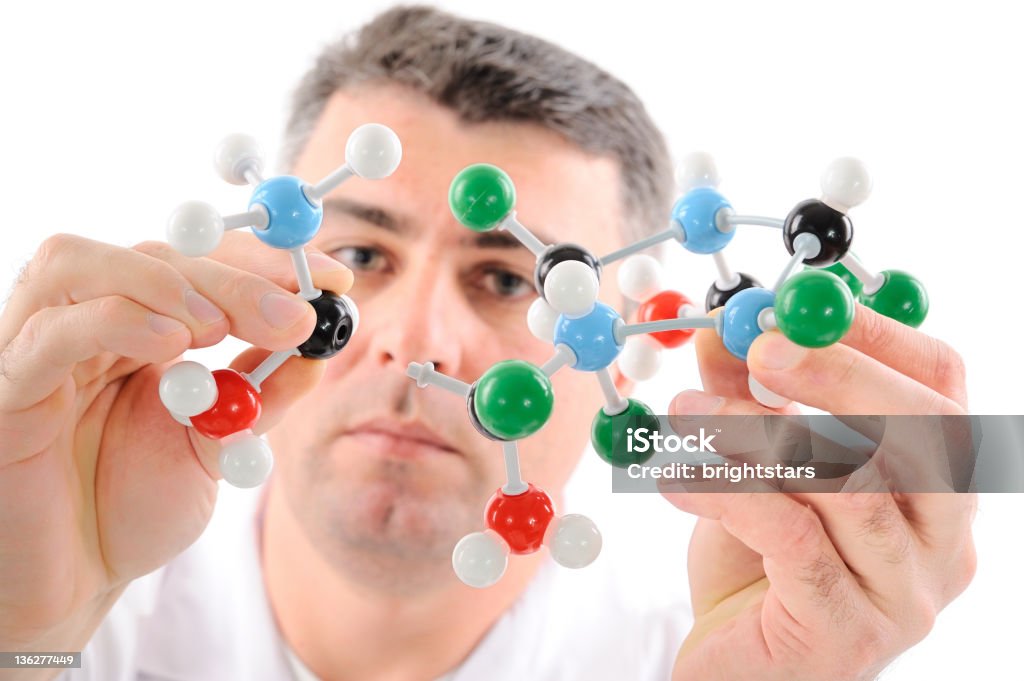 Scientifique travaillant avec structure moléculaire - Photo de Chimiste libre de droits