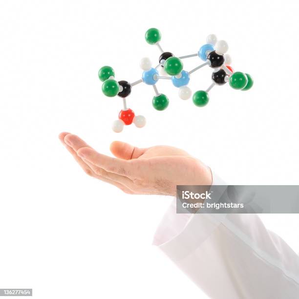 Estructura Molecular Flying Over Mano Foto de stock y más banco de imágenes de Científico - Científico, Recortable, Laboratorio