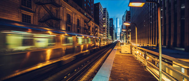 vista panorámica de la línea de tren hacia chicago loop por la noche - chicago at night fotografías e imágenes de stock