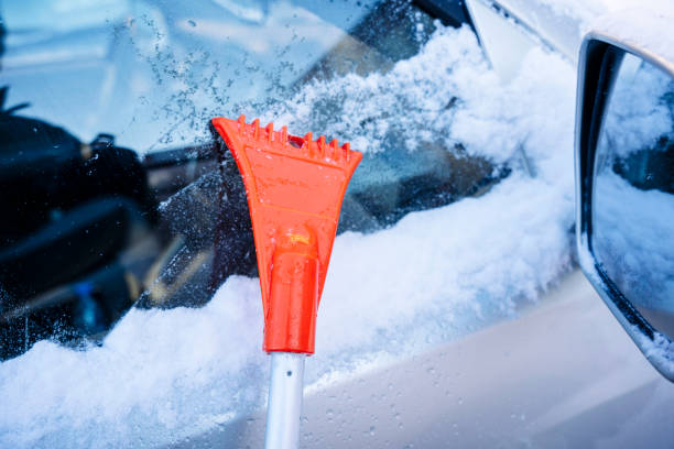 szczotka samochodowa do czyszczenia samochodu ze śniegu i lodu - snow car window ice scraper zdjęcia i obrazy z banku zdjęć