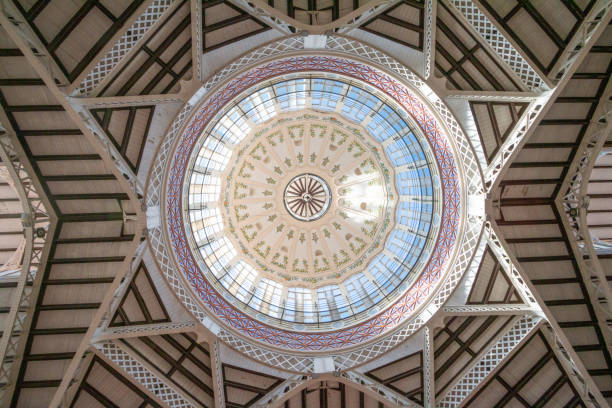 oculus window of mercado central (центральный рынок) в валенсии, испания - dome glass ceiling skylight стоковые фото и изображения