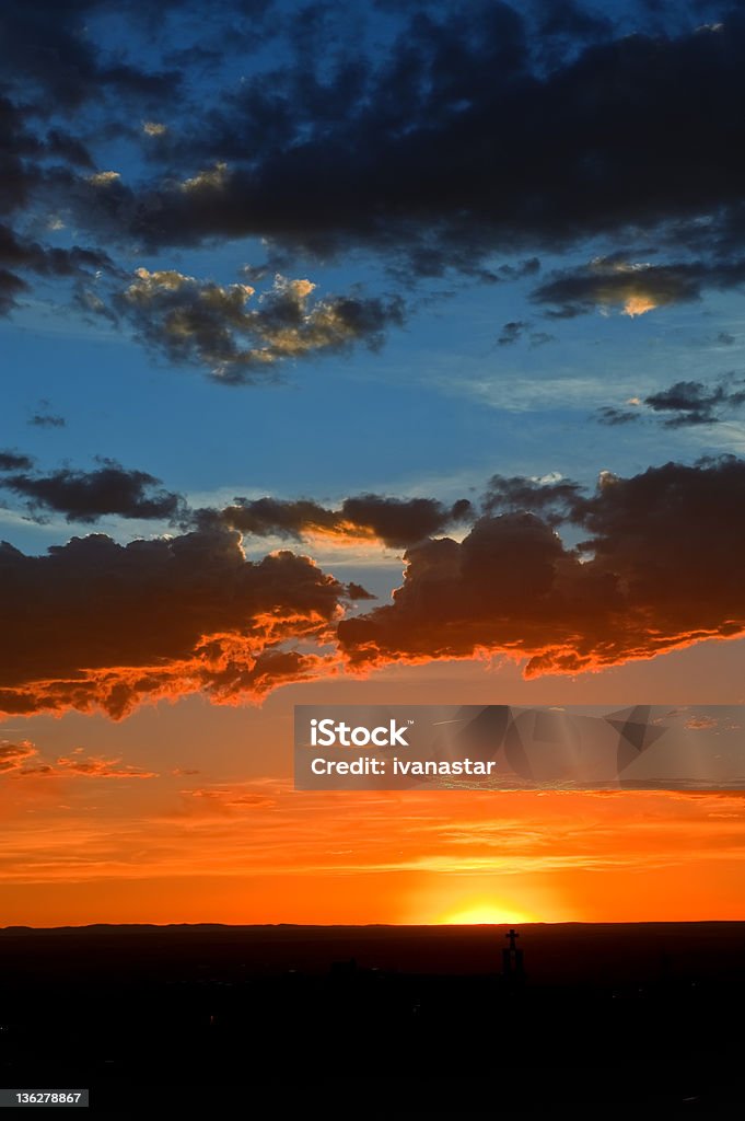 Cielo nubes al atardecer - Foto de stock de Puesta de sol libre de derechos