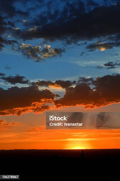 Cielo Nubes Al Atardecer Foto de stock y más banco de imágenes de Puesta de sol - Puesta de sol, Oscuro, Nuevo México