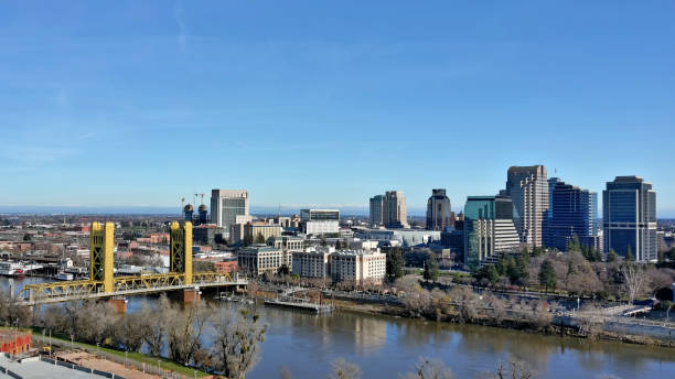 sacramento skyline from river - sacramento county imagens e fotografias de stock