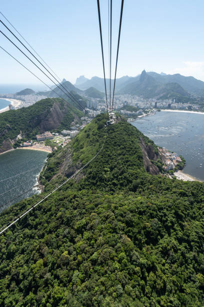 bella vista sulle verdi montagne della foresta pluviale dalla funivia del pan di zucchero - urca rio de janeiro rainforest brazil foto e immagini stock