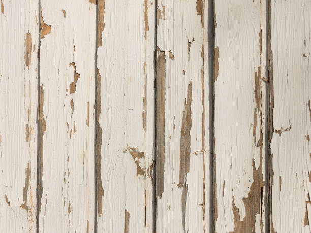фасад старого дома выполнен из вертикальных деревянных досок с облупившейся белой краской. текстура дерева - wood paint white peeling стоковые фото и изображения