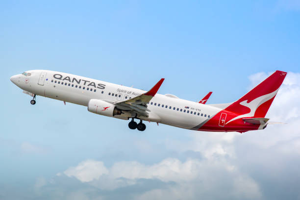 qantas boeing 737 saindo do aeroporto internacional de brisbane - aerofoil - fotografias e filmes do acervo