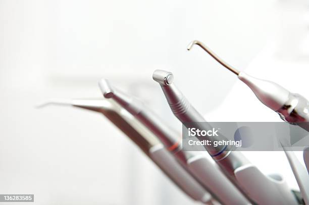 Strumenti Dentista - Fotografie stock e altre immagini di Acciaio - Acciaio, Ambientazione interna, Ambulatorio dentistico