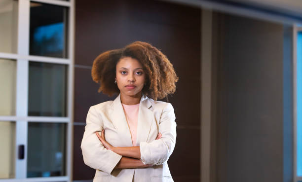 joven empresaria afroamericana con los brazos cruzados - frizzy 20s adult african descent fotografías e imágenes de stock