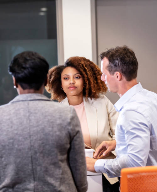 tres empresarios multirraciales en una reunión - frizzy 20s adult african descent fotografías e imágenes de stock