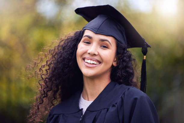 scatto di una giovane donna felice che celebra il giorno della laurea - graduation student women beauty foto e immagini stock