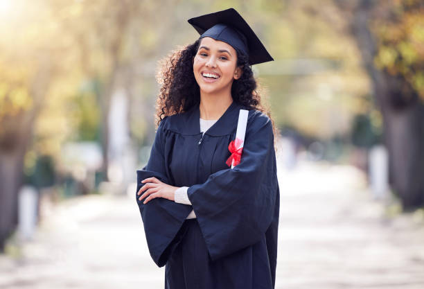 tiro de uma jovem celebrando o dia da formatura - graduation student women beauty - fotografias e filmes do acervo