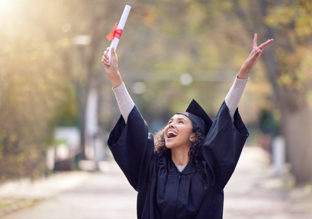 ujęcie młodej kobiety wiwatującej w dniu ukończenia szkoły - graduate student zdjęcia i obrazy z banku zdjęć