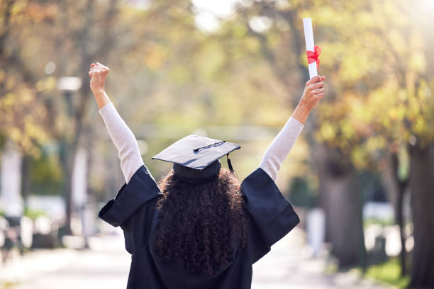 졸업일에 응원하는 젊은 여성의 백미러 샷 - graduation women fist celebration 뉴스 사진 이미지