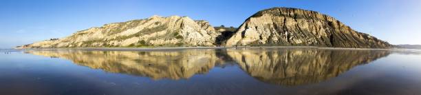 erodierte sandsteinklippen spiegeln sich in flachen gezeitenbecken wider - torrey pines state reserve stock-fotos und bilder