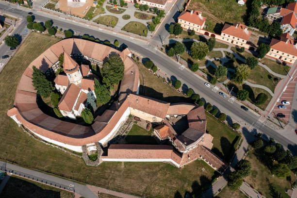 a igreja do castelo de prejmer na romênia - prejmer fortress - fotografias e filmes do acervo