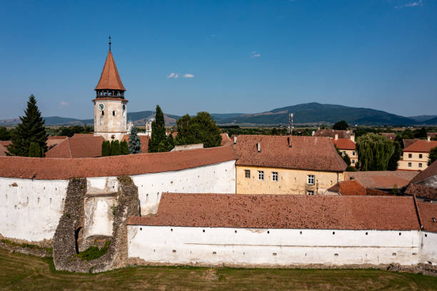 a igreja do castelo de prejmer na romênia - prejmer fortress - fotografias e filmes do acervo