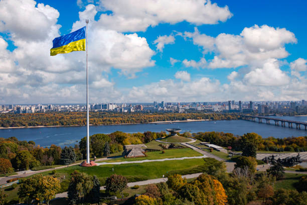 monumento della patria sul territorio del museo nazionale di storia dell'ucraina nella seconda guerra mondiale a kiev. vista dal drone - kiev foto e immagini stock