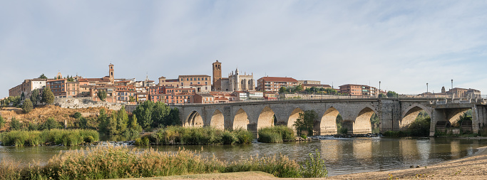 At the crossing of a river with a half-pointed eye bridge, a medieval village with several monuments and churches.