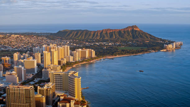 вид на современные здания с алмазной головой горы - waikiki beach стоковые фото и изображения