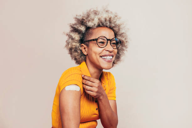 mulher afro-americana mostrando que foi vacinada - human immune system - fotografias e filmes do acervo