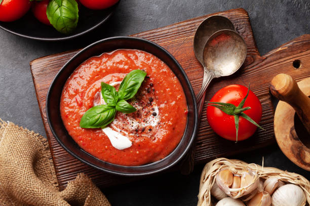 hausgemachte küche kalte gazpacho suppe - tomato soup red basil table stock-fotos und bilder