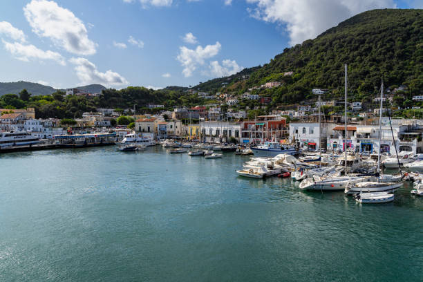 美しい晴れた日にイスキアポルトに係留漁船やヨット、カンパニア地方、イタリア - ischia island campania nautical vessel harbor ストックフォトと画像